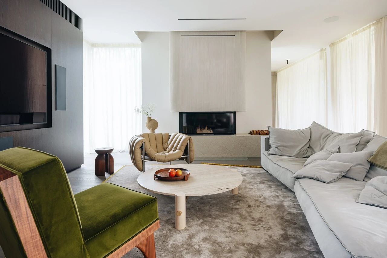 Lubikrohviga triibuliseks viimistletud ahi mõjub elutoas loomuliku ja luksuslikuna