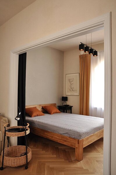 Magamis- ja elutoa otsaseinad eristuvad teistest seintest hallika tooni poolest