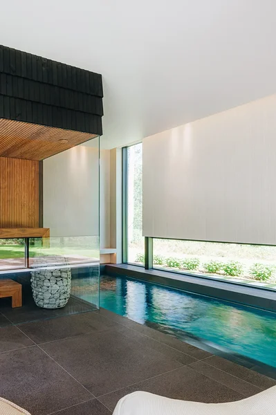 Lubimaterjalidega viimistletud basseiniruumi seinad