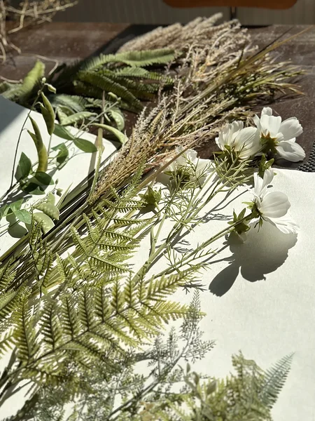 Lubimarmorino pinnale jäljendi loomiseks kasutati peale päristaimede ka kunstlilli.