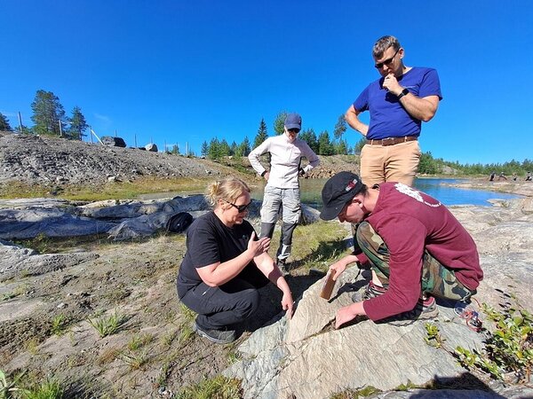 Irmeli Huovinen giving instructions for bedrock mapping techniques in Juomasuo Au-Co pit.