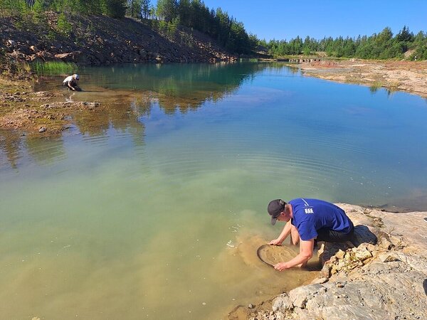 Extracting heavy minerals in the search for gold in Juomasuo pit.