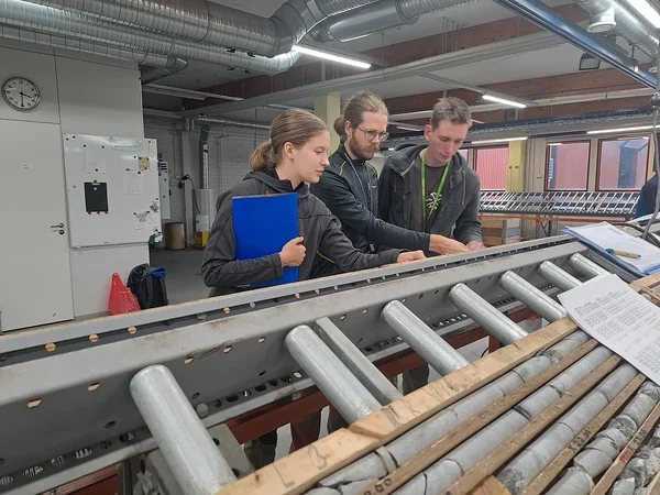 University student Krete Roopõld explaining EGT senior geologist Johannes Vind and Georg Rahu how things really work in crystalline rocks!