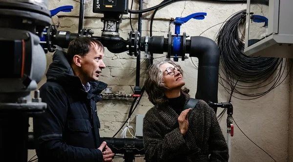 Aivar Auväärt, who led the GEOENEST project, introduces the Roosna-Allik geothermal energy test station to Climate Minister Yoko Alender. Photo: Karolin Linamäe