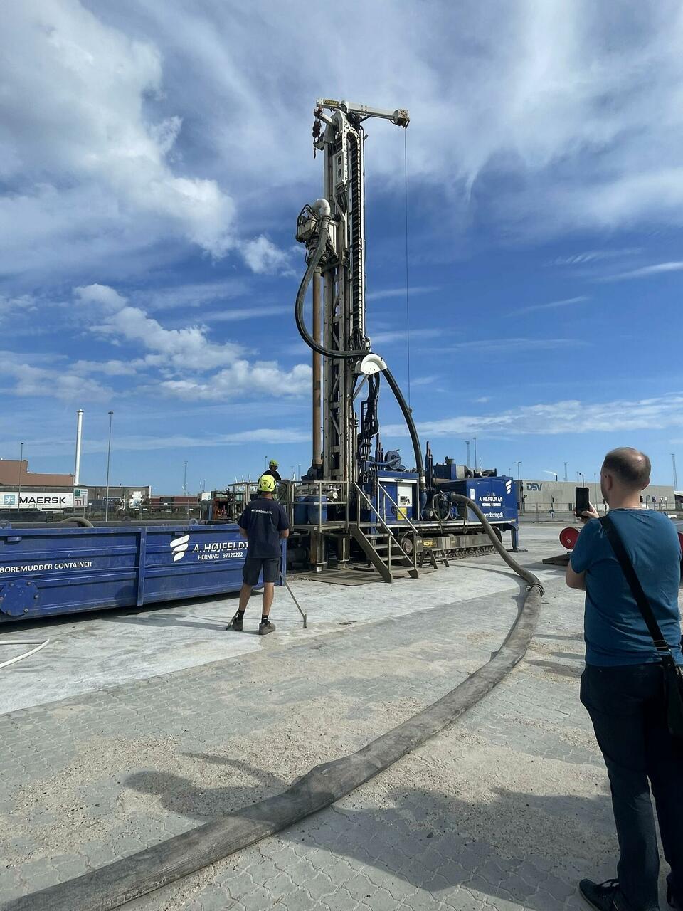 This photo was taken Late September 2023 in Aarhus, Denmark, where a drilling rig is drilling the initial section of a geothermal borehole for the biggest geothermal power plant in Europe.