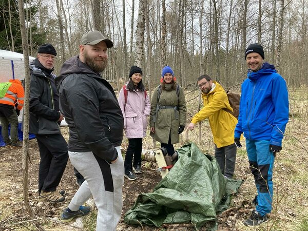 Prof. Michael Heap in yellow coat and Dr Alexandra Kushnir next to him on right at field trip to Kopparnäes.