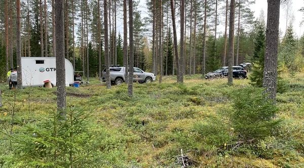 Geological Survey of Finland fieldwork in Kurikka. Geological Survey of Estonia employees getting acquainted with ADTS (advanced distributed temperature sensing) surveys. Photo: Aivar Auväärt