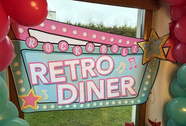 50ndate peo kaunistused ja dekoratsioonid kohe olemas / Diner silt