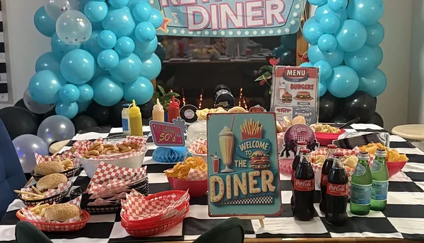 Retropeo nõud / papptaldrikud / papptassid retro peole