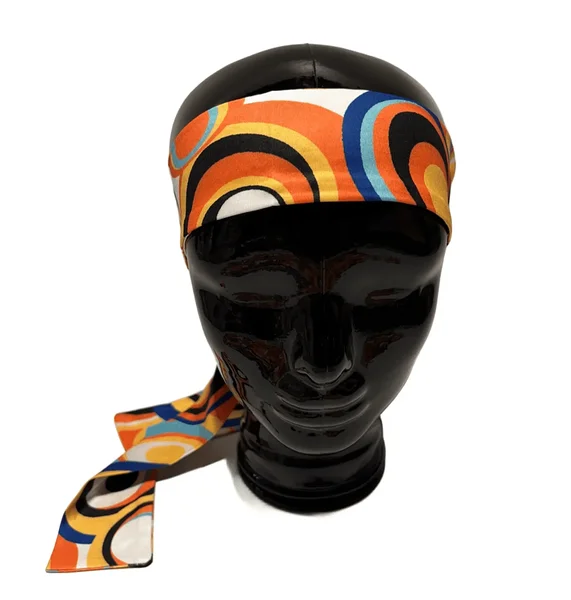 Disko või hipi säärised ja peapael