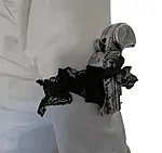 Mängurelv pitsist sukahoidja küljes