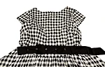 Must ja valge ruuduline kleit lähedalt