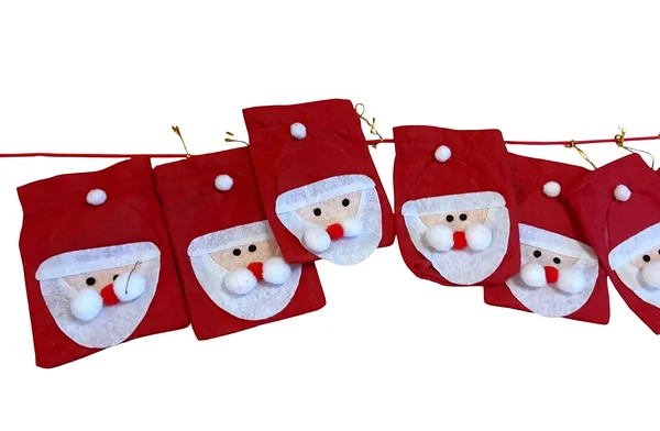 Taskutega kangast advendikalender seinale