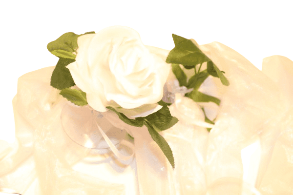 Pulmauto kaunistus valgete roosidega