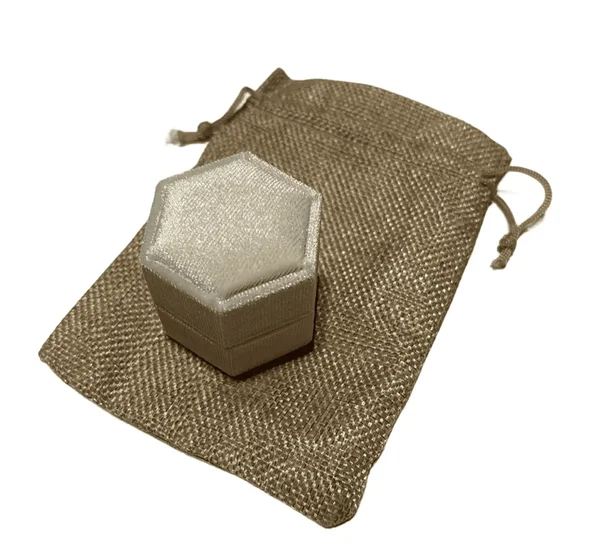 Valge sõrmusekarp pulma kahele sõrmusele