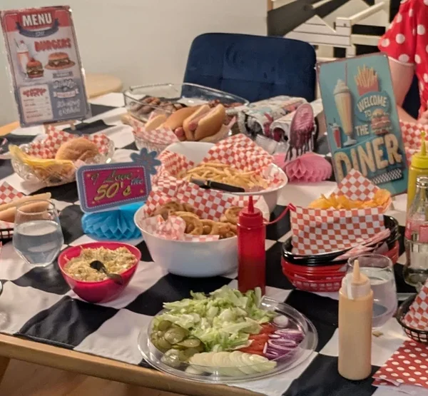 Retropeo nõud / papptaldrikud / papptassid retro peole