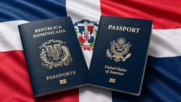 Pasaporte de la República Dominicana y pasaporte estadounidense sobre bandera dominicana para verificación de elegibilidad de doble ciudadanía