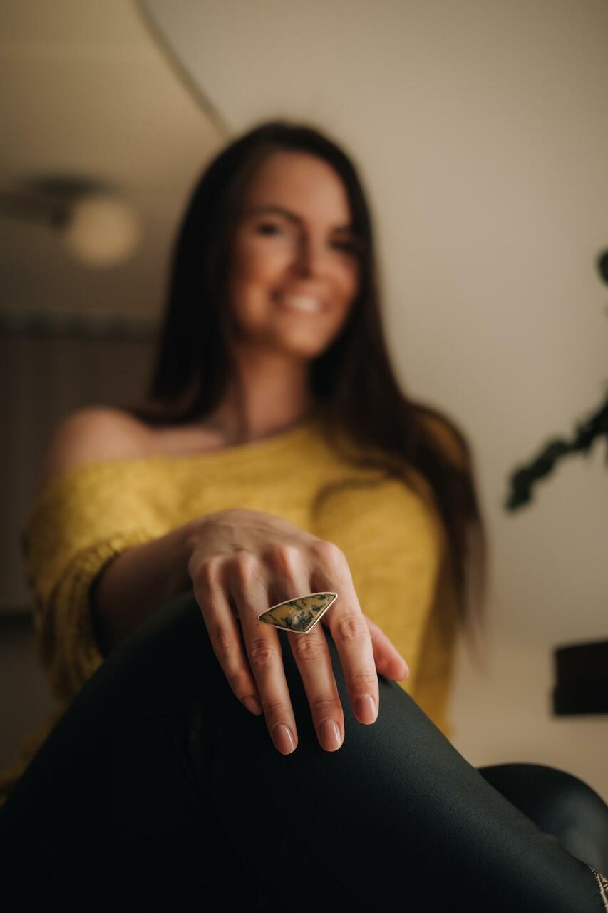 Kollase dendriit ahhaadiga pulgasõrmus