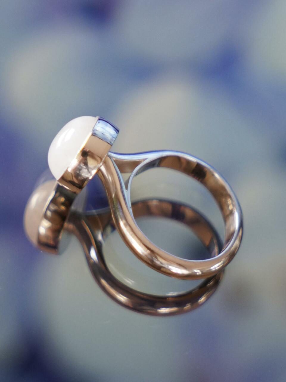 Kuukiviga õrn ja naiselik sõrmus