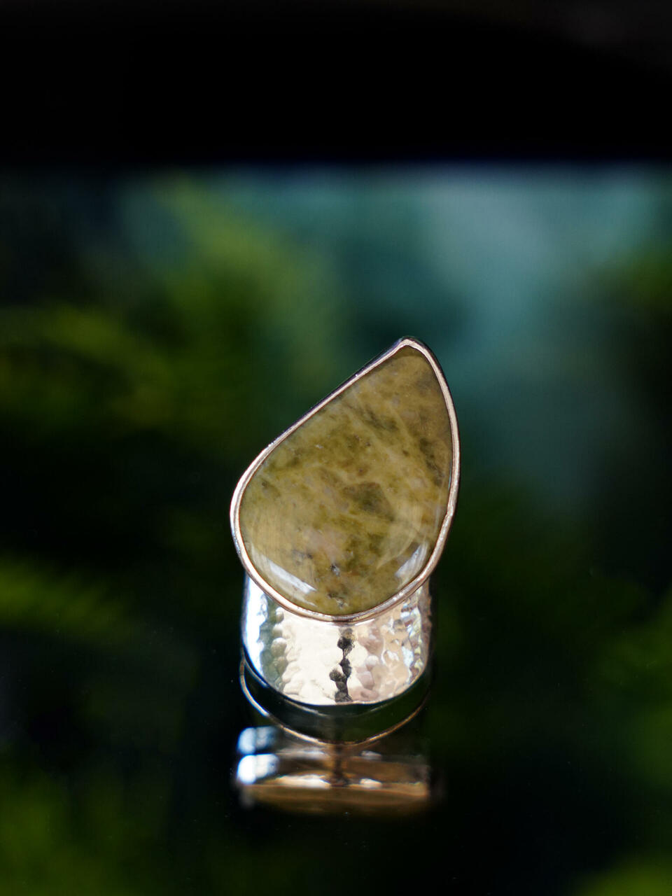 Serpentiiniga suur sõrmus