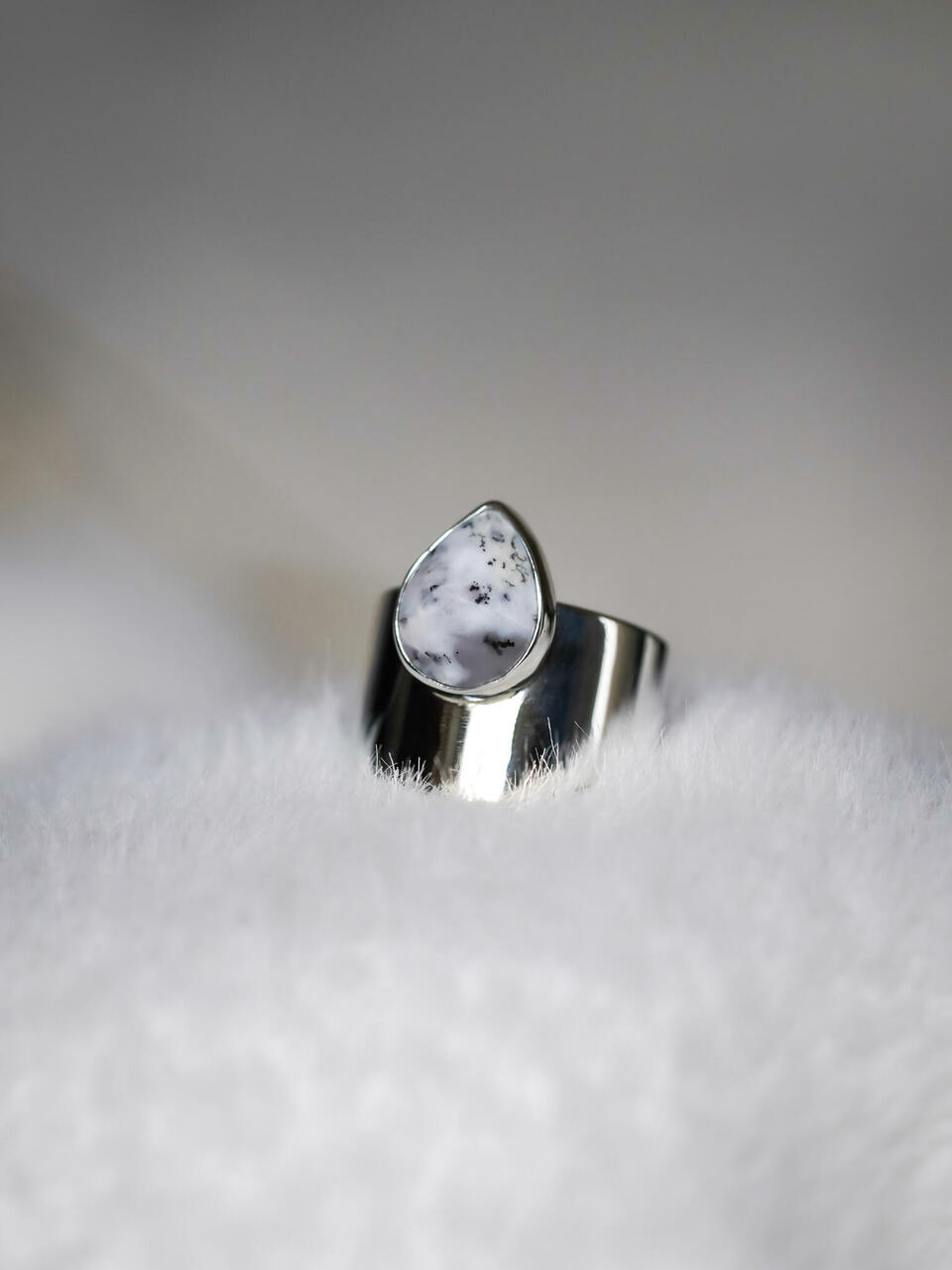 Pisikese dendriitopaaliga signature sõrmus