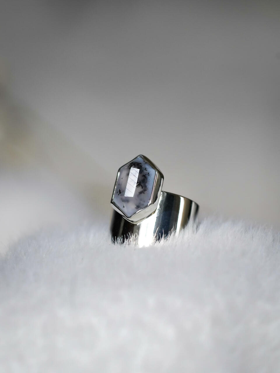 Dendriitopaaliga signature sõrmus "Värssu kadakas"