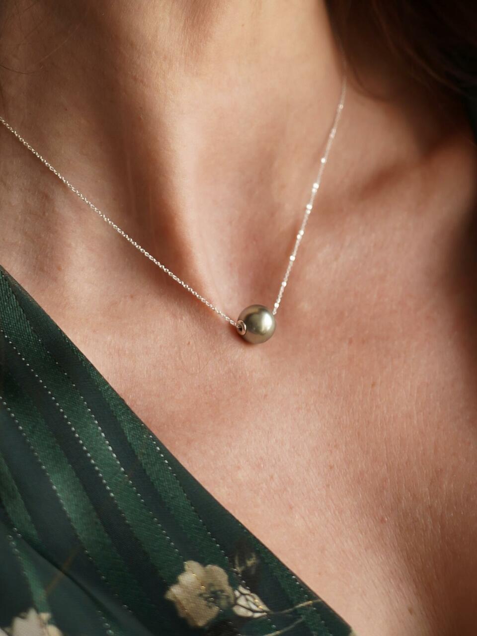 Tumerohelise Tahiti pärliga kaelakee 39 cm