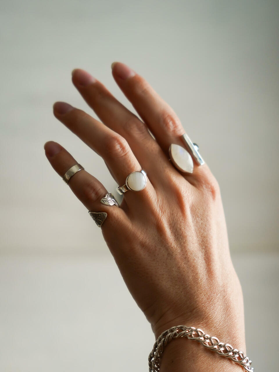 Kuukiviga avatud sõrmus 18