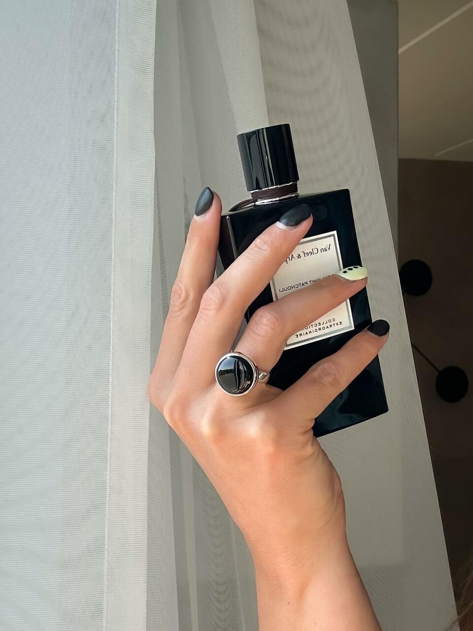 Musta oonüksiga pulgasõrmus