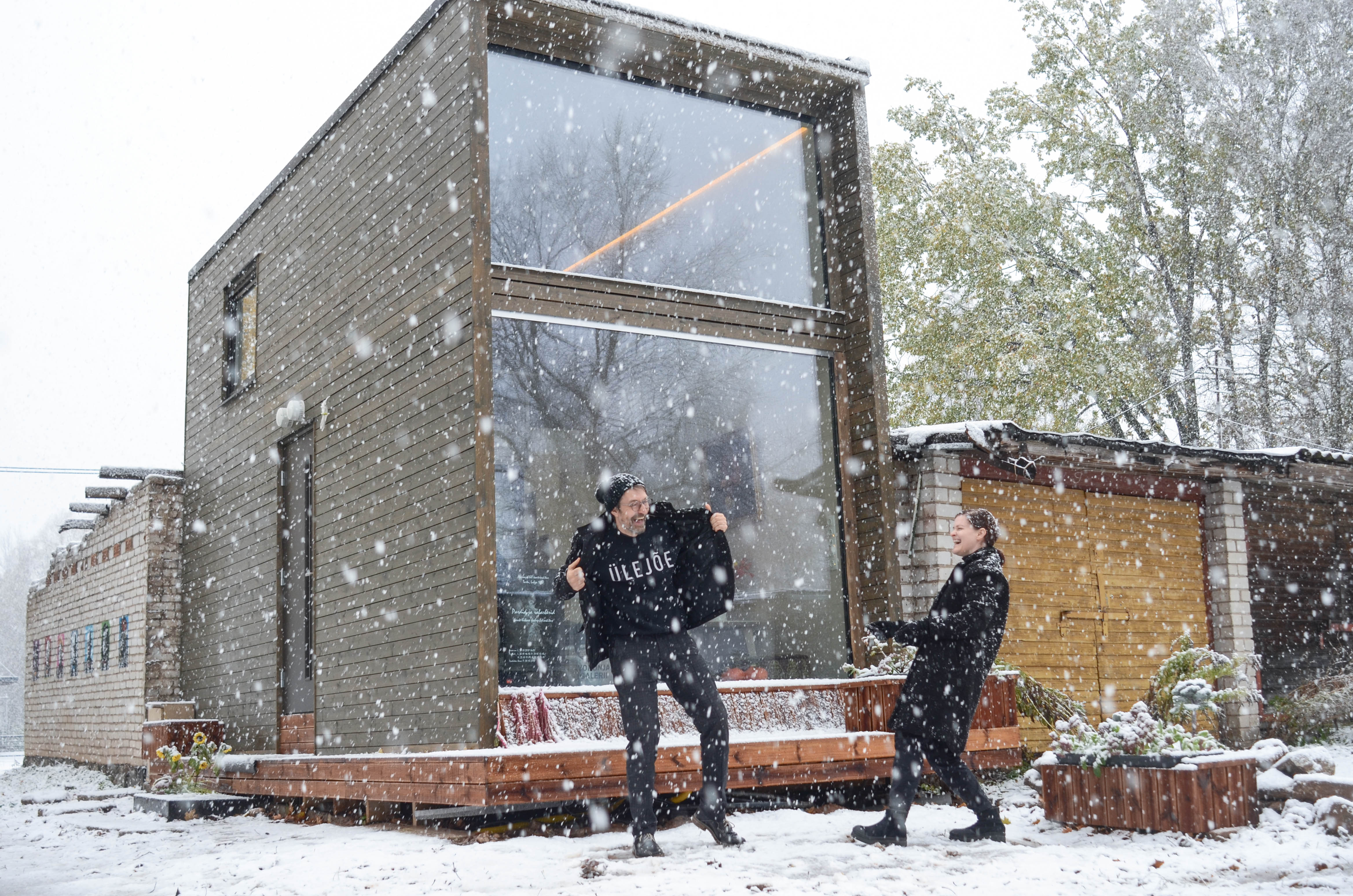 Esimesed sammud minimalistliku eluviisi suunas – lumine idüll Mikro-Veneetsia esimese minimaja ees, mis sümboliseerib väiksemate kulude, aga suurema loovuse otsingut.