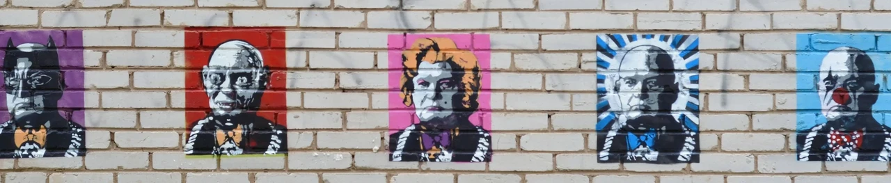 Edward von Lõnguse teos „President Pätsi mitu nägu“ Mikro-Veneetsias. See ikooniline stencil-seeria, mis kujutab Pätsi eri rollides, on üks paljudest teostest, mis loovad Mikrogalerii tulevasele asukohale ainulaadse atmosfääri.