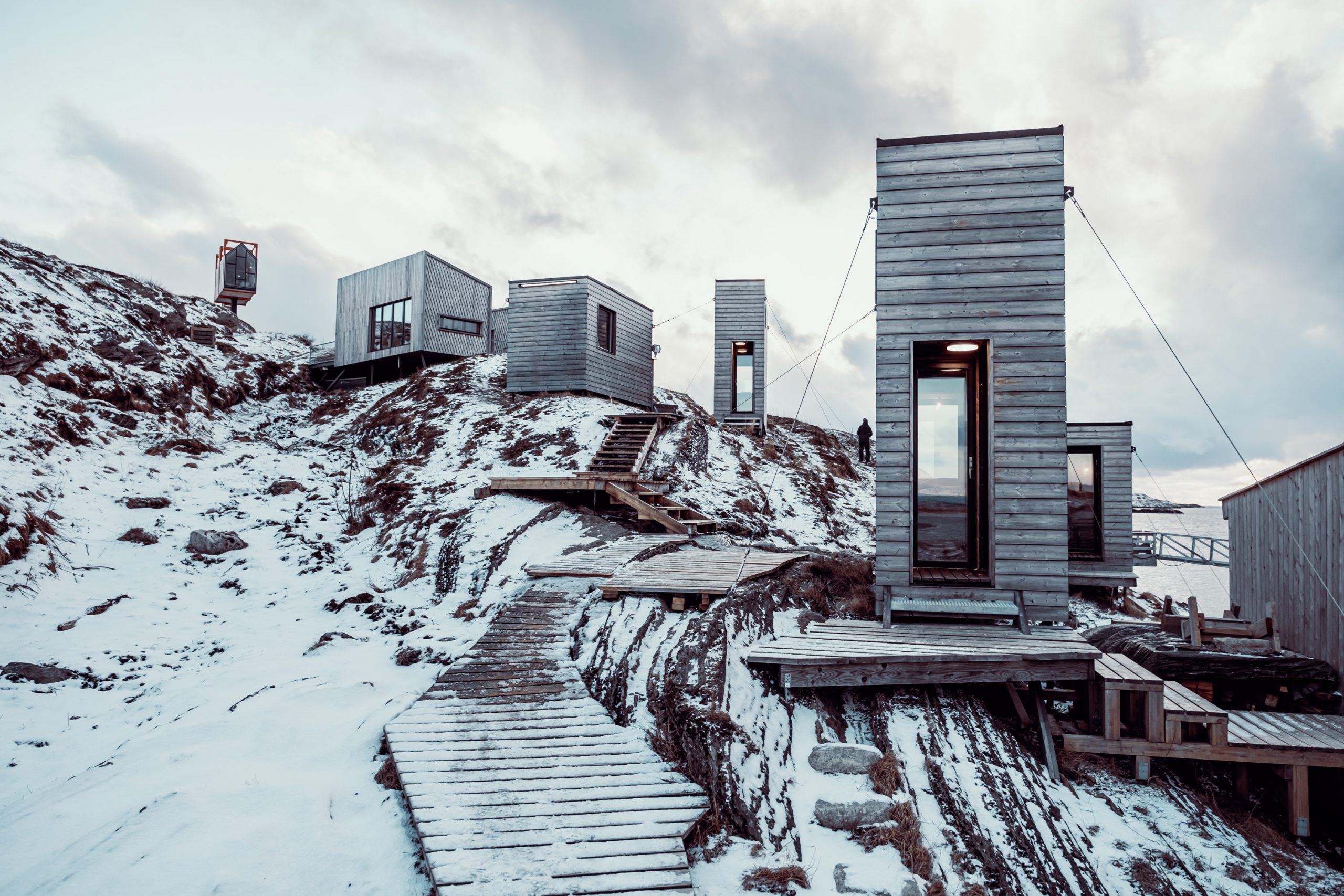 The Arctic Hideaway – loovuse pelgupaik keset Norra saari. Eraldatud, kuid avatud. Arhitektuur, mis kutsub märkama, liikuma ja tunnetama – nagu Mikrogalerii, kuigi teises mastaabis.