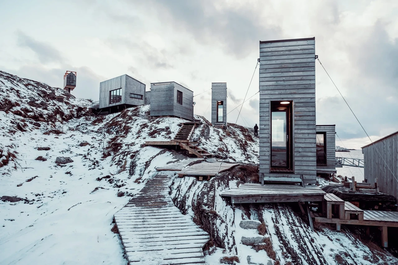 The Arctic Hideaway – loovuse pelgupaik keset Norra saari. Eraldatud, kuid avatud. Arhitektuur, mis kutsub märkama, liikuma ja tunnetama – nagu Mikrogalerii, kuigi teises mastaabis.