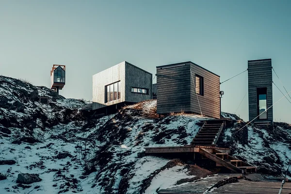 The Arctic Hideaway – loovuse pelgupaik keset Norra saari. Eraldatud, kuid avatud. Arhitektuur, mis kutsub märkama, liikuma ja tunnetama – nagu Mikrogalerii, kuigi teises mastaabis.