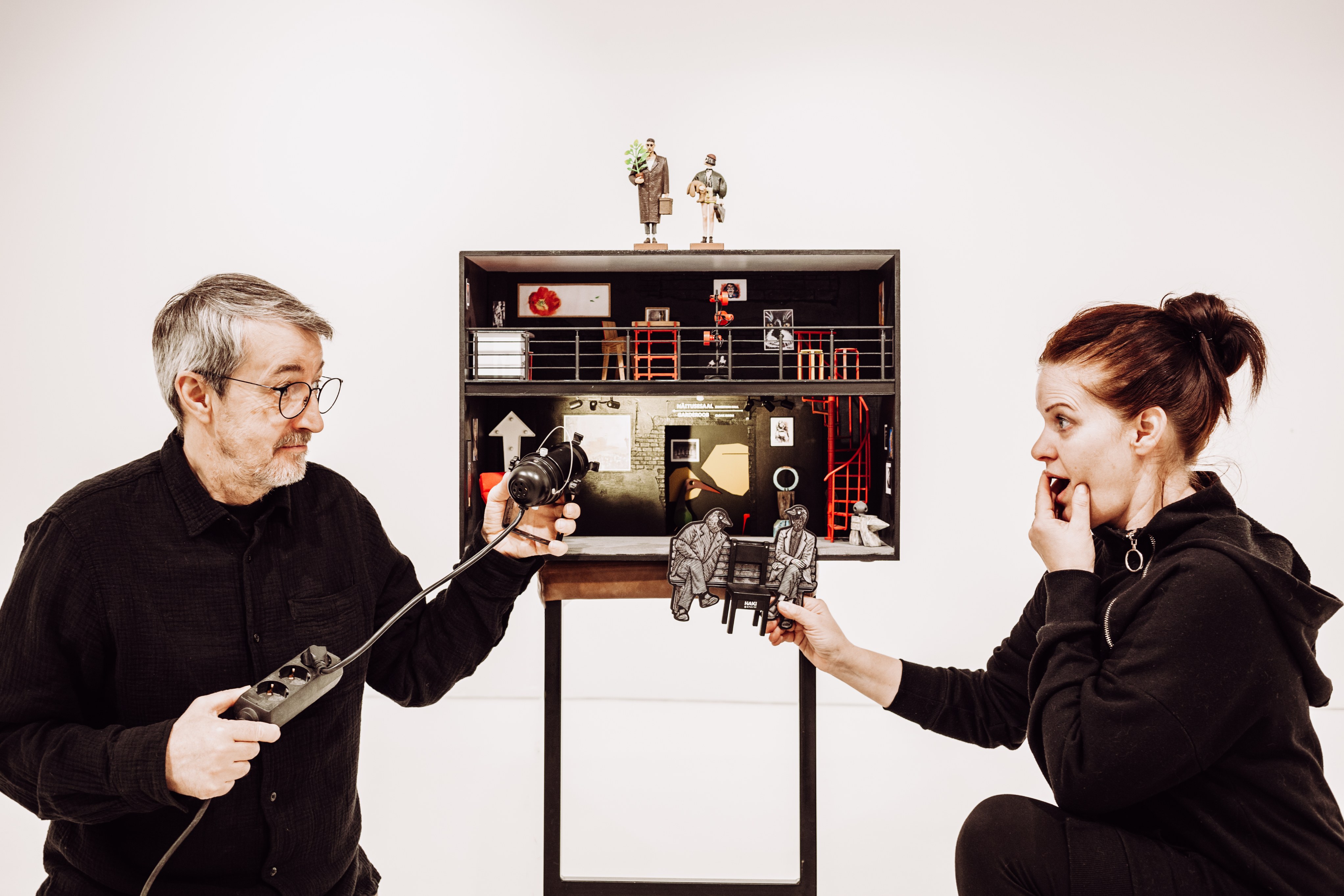 Galeristid Kaili Kask ja Raul Oreškin avastamas Ebrahimi miniatuurset galeriid, mis sümboliseerib kahanemise ideed: väiksem füüsiline ruum, kuid piiramatud loomingulised võimalused.