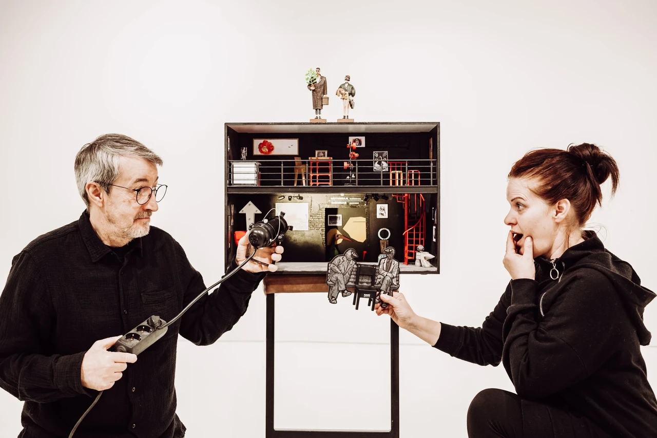 Galeristid Kaili Kask ja Raul Oreškin avastamas Ebrahimi miniatuurset galeriid, mis sümboliseerib kahanemise ideed: väiksem füüsiline ruum, kuid piiramatud loomingulised võimalused.