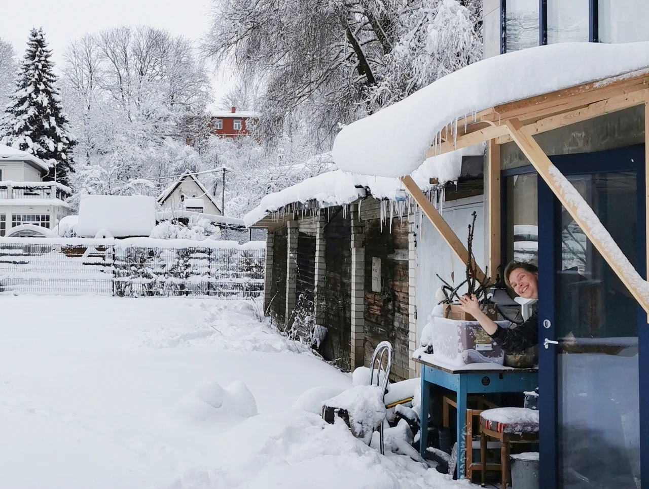 Mikro-Veneetsia talvine idüll – minimaja katuse all naeratav Annika tervitab külalisi ja toimetab oma hubases minimajas.