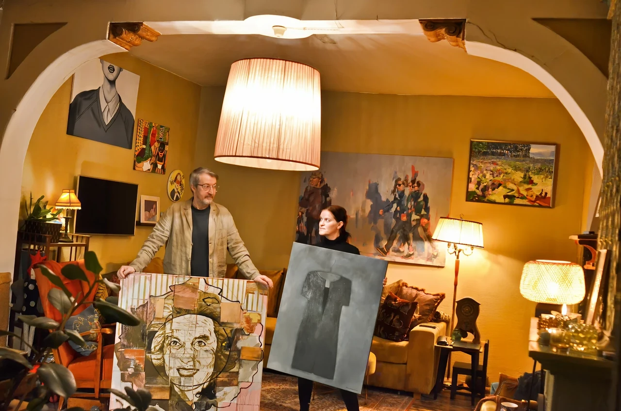 Galeristid Kaili Kask ja Raul Oreškin oma kunstikogu keskel, käes teosed, mis valiti kaasa võtmiseks tulevasse Mikrogaleriisse. Raul hoiab Laura Põllu teost „Type: Among the Richest A Carpenter's Study of Liliane Bettencourt's Face“ ja Kaili Meiu Mündi maali „Väike täpiline kleit“. Kollektsiooni vähendamine minimajja kolimise eel on keeruline – iga teos kannab endas lugu, mälestusi ja emotsioone.