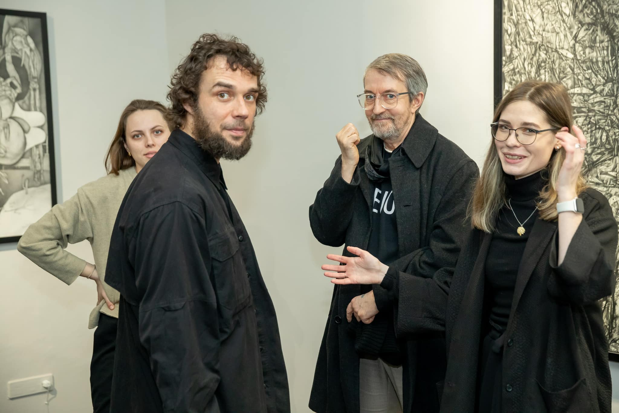 Kunstnike ja kuraatorite kohtumine Tartu Kunstimajas Kostiantyn Tereshchenko näituse „Tsivilisatsioon I“ avamisel. Hetk täis vestlusi, emotsioone ja loomeinimeste mõttevahetusi, mis peegeldab kunstimaailma dünaamilisust ja sotsiaalsust. Foto: Anna Vyaznikova.