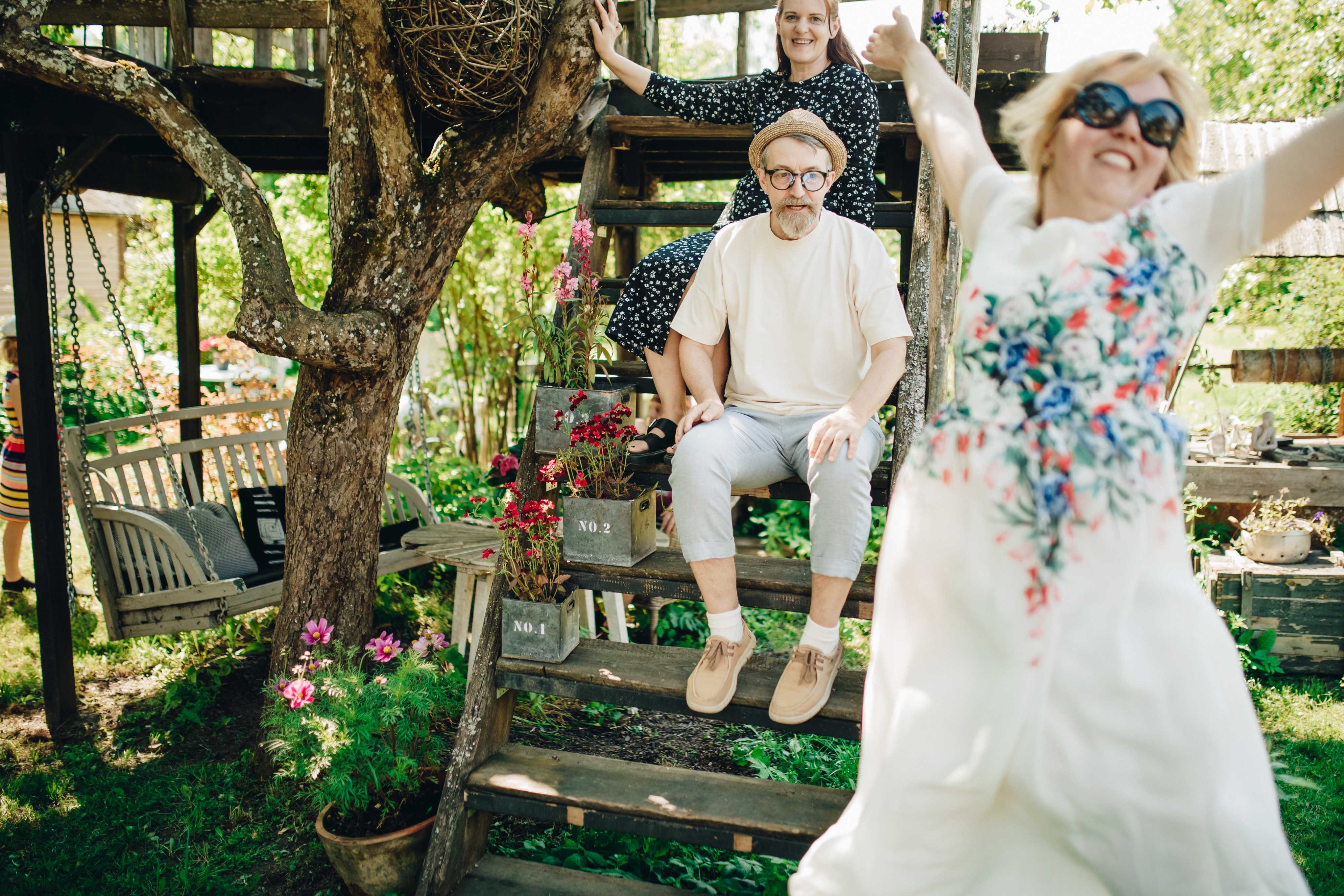 Tahtsime rahulikult kahekesi portree teha, aga Samovarimaja perenaine Herling hüppas särades kaadrisse. Täiesti ootamatult ja täiesti meile iseloomulikult - oleme välistele mõjutustele avatud, vahel lausa uksed ja aknad pärani. Ja nii juhtubki, et kahanemise asemel hoopis paisume... või siiski... kahaneme läbi paisumise?