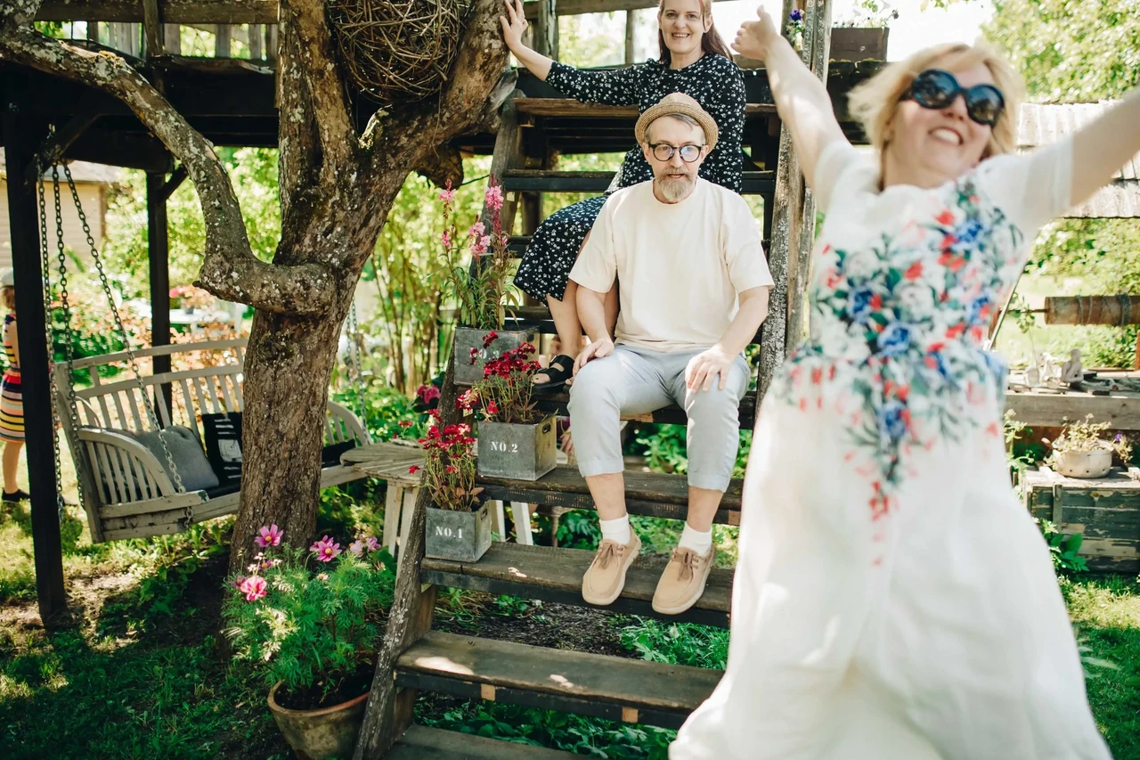 Tahtsime rahulikult kahekesi portree teha, aga Samovarimaja perenaine Herling hüppas särades kaadrisse. Täiesti ootamatult ja täiesti meile iseloomulikult - oleme välistele mõjutustele avatud, vahel lausa uksed ja aknad pärani. Ja nii juhtubki, et kahanemise asemel hoopis paisume... või siiski... kahaneme läbi paisumise?