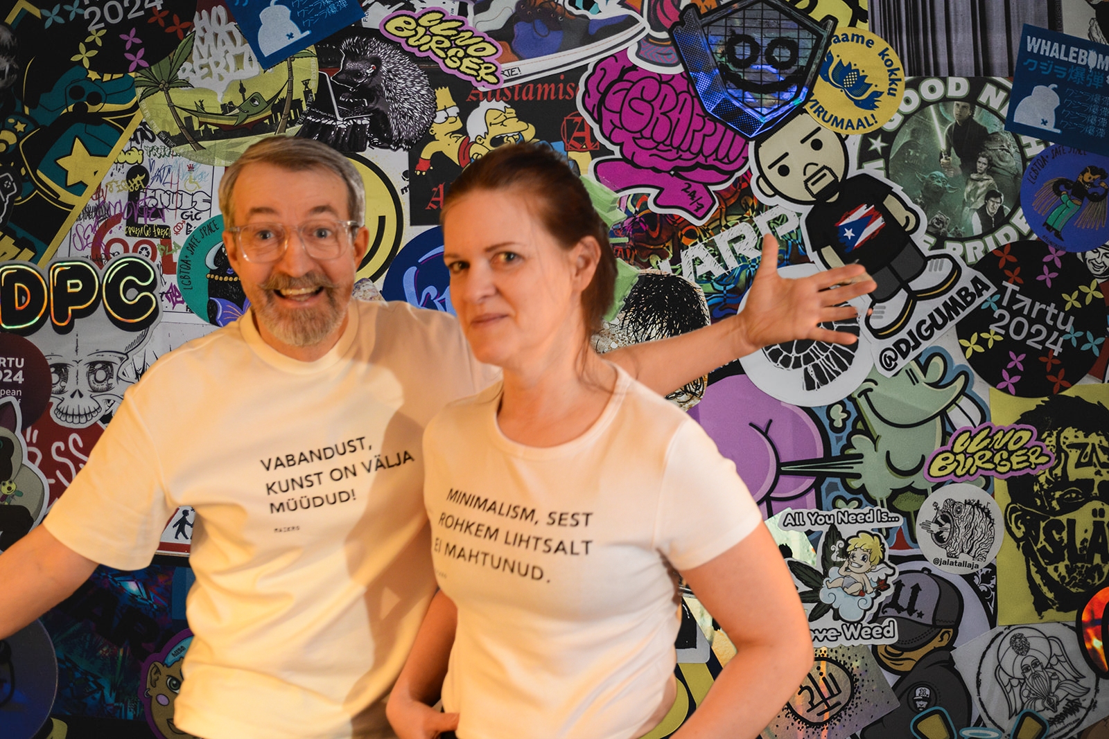 Kaili Kask ja Raul Oreškin Tartu kultuurikandja galal, kandes Maikro sõnumitega T-särke: „Vabandust, kunst on välja müüdud!“ ja „Minimalism, sest rohkem lihtsalt ei mahtunud.“ T-särgid kui statement kahaneva eluviisi ja Mikrogalerii filosoofia toetuseks.