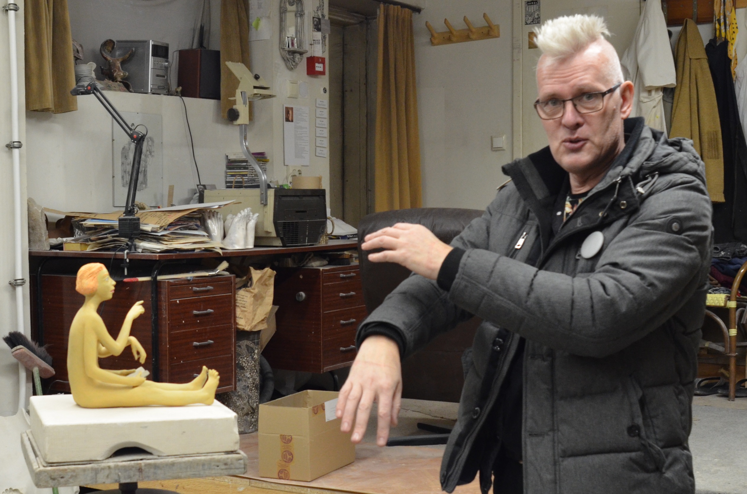 Kunstnik Tõnis Kriisa oma stuudios tutvustamas skulptuuri „Off“ – minimalistlikku ja ajatult mõjuvat teost, mis peegeldab kahanemise ja teadliku elamise ideed. Kas kunst või investeering? Mõlemad!