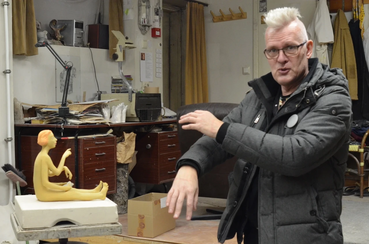 Kunstnik Tõnis Kriisa oma stuudios tutvustamas skulptuuri „Off“ – minimalistlikku ja ajatult mõjuvat teost, mis peegeldab kahanemise ja teadliku elamise ideed. Kas kunst või investeering? Mõlemad!