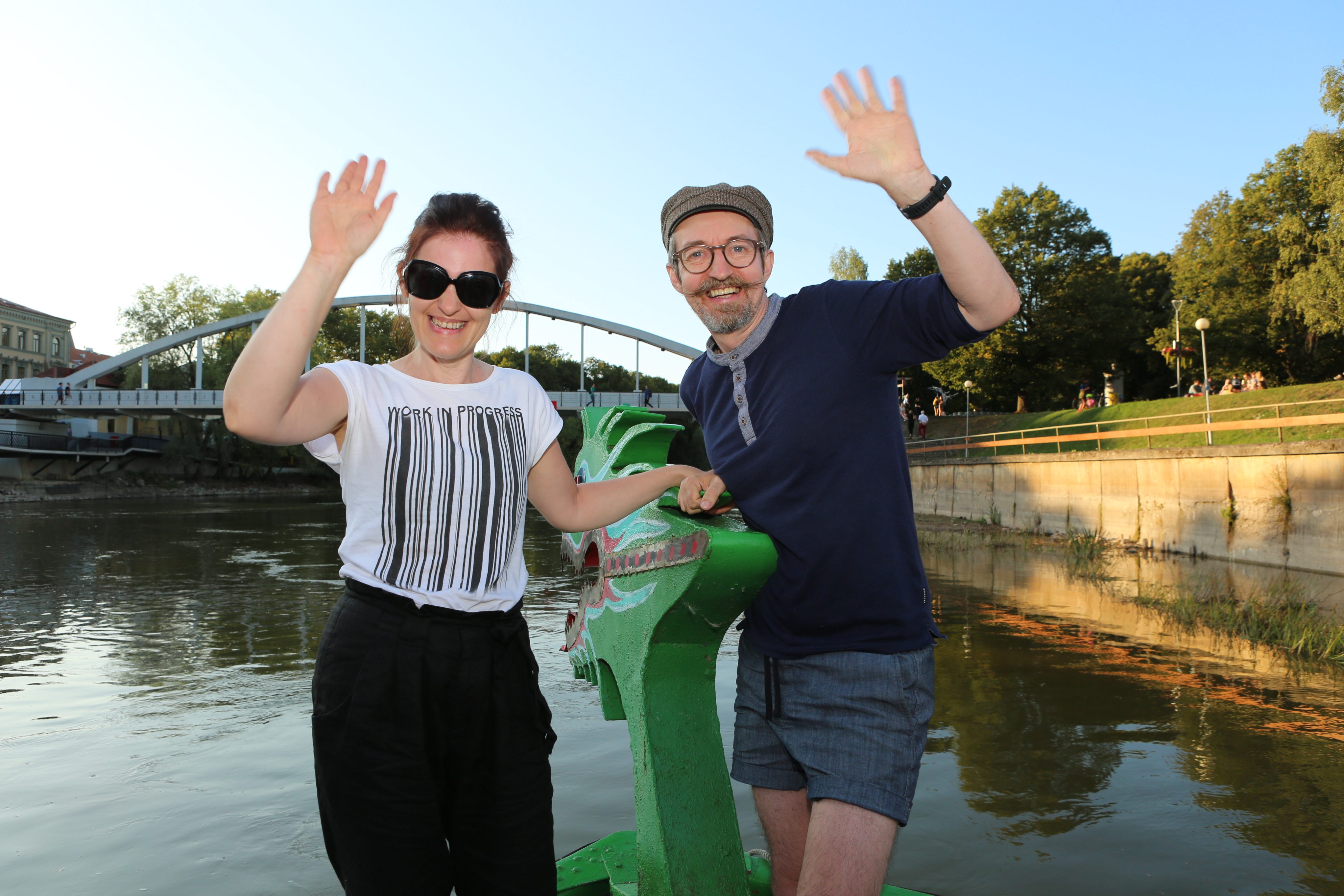 Kaili Kask ja Raul Oreškin teel Mikrogaleriisse – kas tulevik on maal, vees või ratastel? Emajõe laineid trotsides otsime ideaalset kahanemise formaati! Foto: Annika Haas