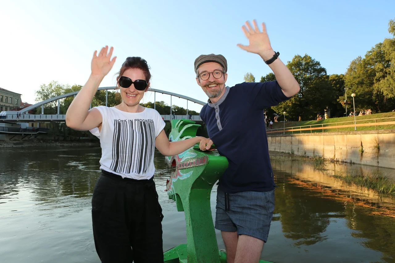 Kaili Kask ja Raul Oreškin teel Mikrogaleriisse – kas tulevik on maal, vees või ratastel? Emajõe laineid trotsides otsime ideaalset kahanemise formaati! Foto: Annika Haas