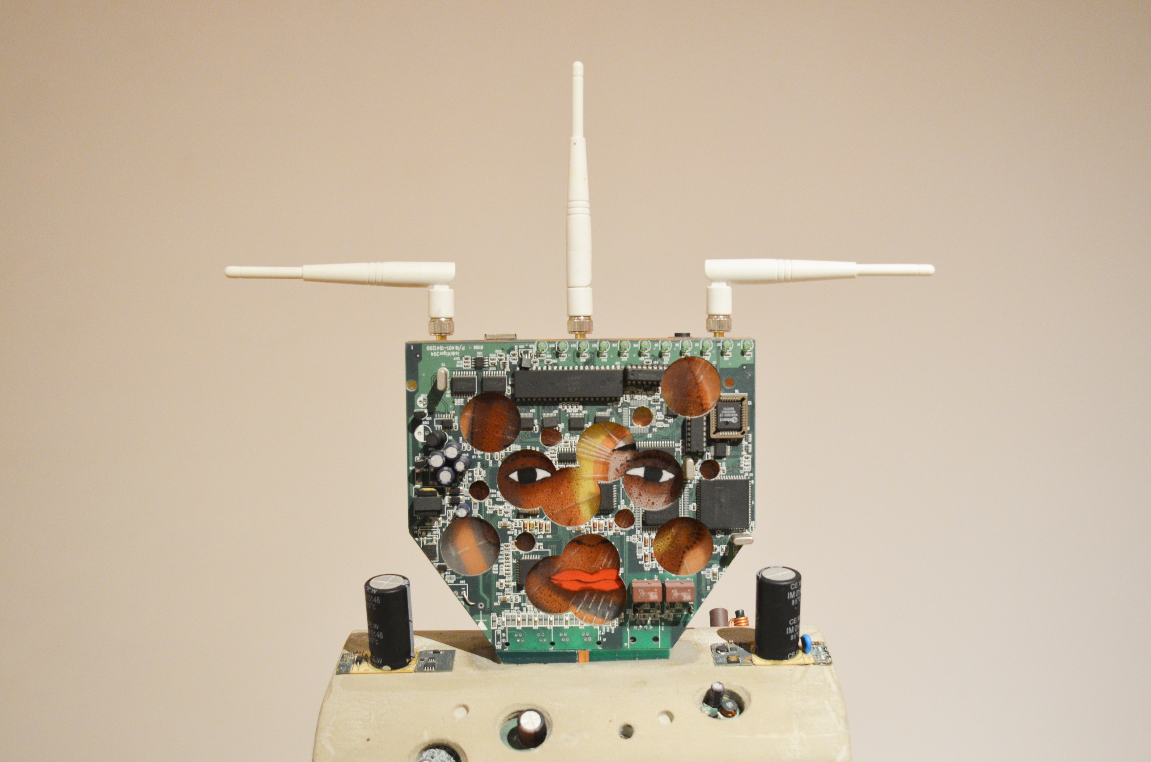 Rait Präätsi skulptuur kunstinäituselt „Ühes majas 16./50“ – taaskasutatud elektroonikakomponentidest loodud teos, mis esitab küsimuse tehnoloogia ja inimlikkuse piiridest.