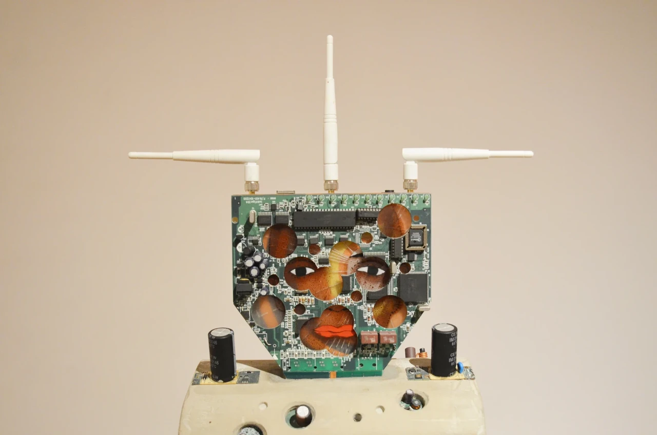 Rait Präätsi skulptuur kunstinäituselt „Ühes majas 16./50“ – taaskasutatud elektroonikakomponentidest loodud teos, mis esitab küsimuse tehnoloogia ja inimlikkuse piiridest.