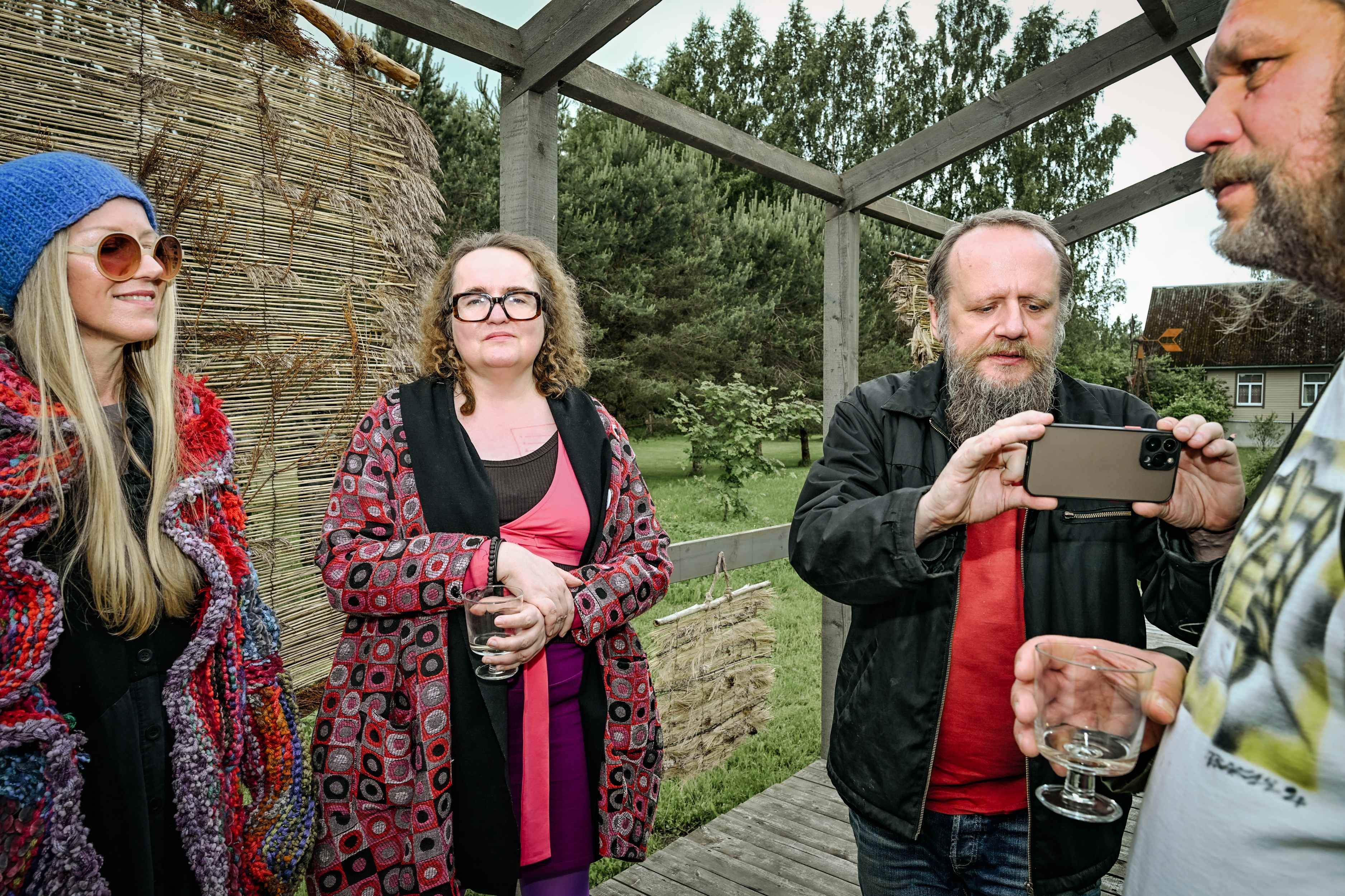 Sandra Jõgeva ja Jüri-Illimar Reinberg-Šestakov filmimas saadet Voronja galerii suvehooaja avamisel