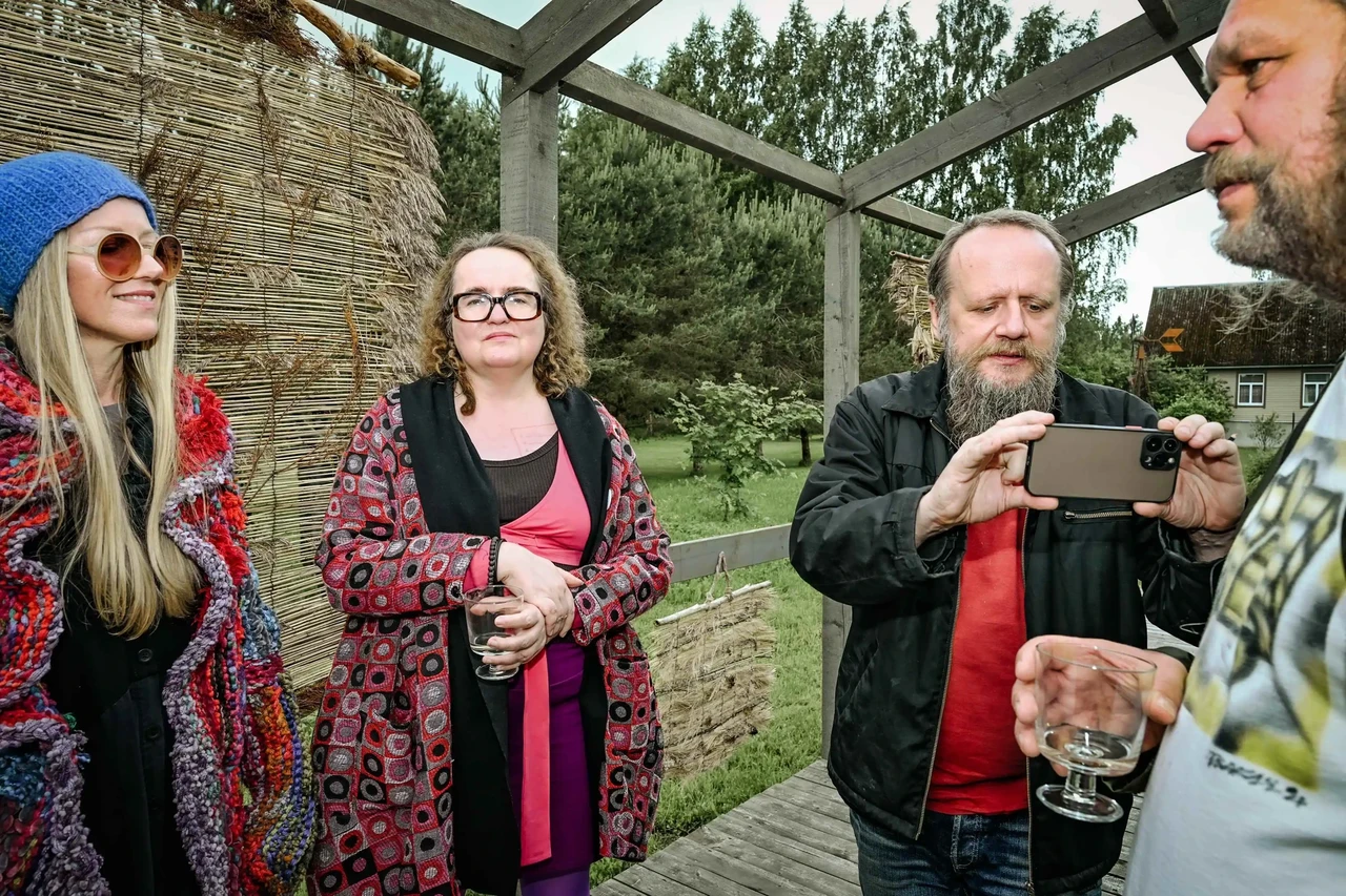 Sandra Jõgeva ja Jüri-Illimar Reinberg-Šestakov filmimas saadet Voronja galerii suvehooaja avamisel